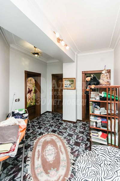 Квартира 4-комн., 242.6 м²