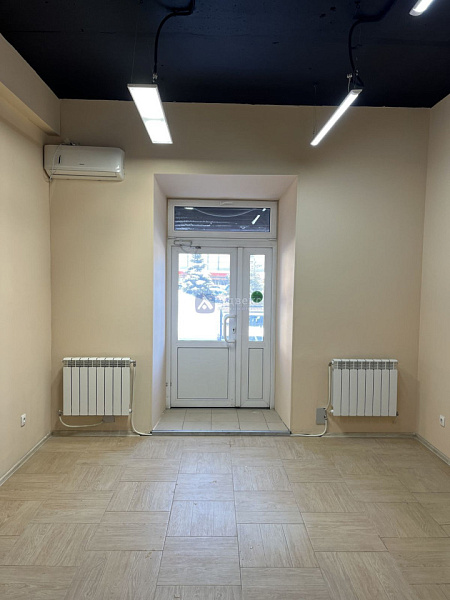 Помещение свободного назначения на первом этаже жилого дома в аренду! Площадь 27.40 кв. м., идеально подойдет для офиса, ногтевого сервиса, массажного салона, магазина, мини - пекарни  или любого другого коммерческого предприятия. В данный момент выполнен