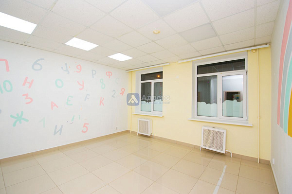 Хорошее месторасположение объекта в Южном мик-не города. . Отдельный вход с улицы  и выход во двор  . Планировка охватывает большой выбор коммерческой деятельности.  Помещение состоит из 4х основных помещений 66, 36,40,17м2  Просторный зал, большой игрово