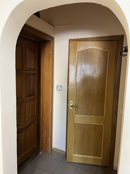 Помещение свободного назначения на первом этаже жилого дома в аренду! Площадь 27.40 кв. м., идеально подойдет для офиса, ногтевого сервиса, массажного салона, магазина, мини - пекарни  или любого другого коммерческого предприятия. В данный момент выполнен