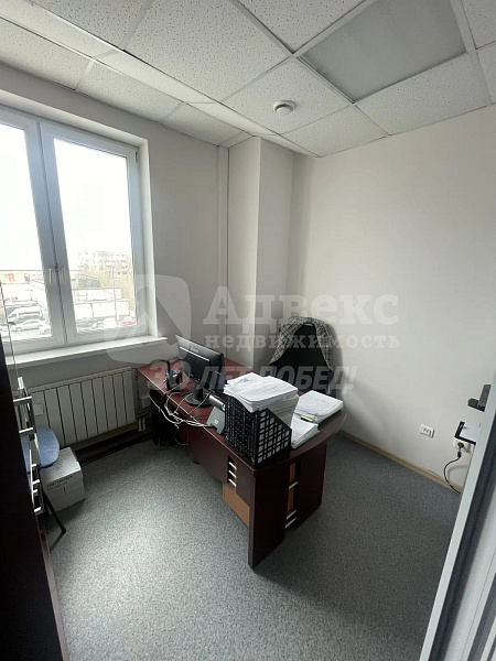 Номер объекта: 572356. Предлагается в аренду офисное помещение площадью 73.18 кв.м. на 3 этаже 6 этажного дома. Помещение состоит из 2 комнат и имеет стандартный ремонт.

Это идеальное место для размещения вашего бизнеса. Офис находится в центре города, в