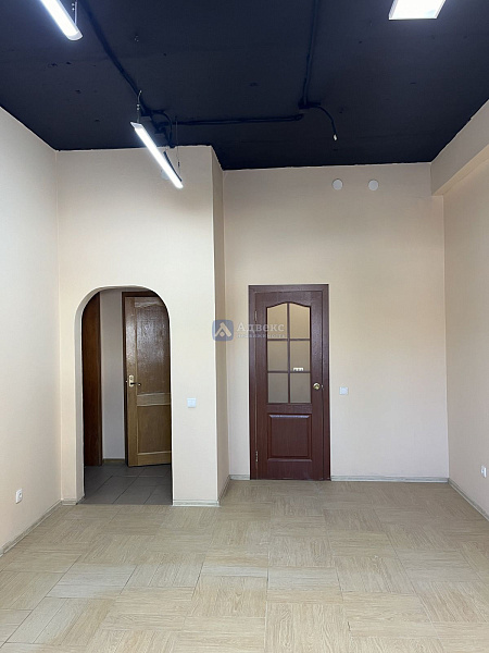 Помещение свободного назначения на первом этаже жилого дома в аренду! Площадь 27.40 кв. м., идеально подойдет для офиса, ногтевого сервиса, массажного салона, магазина, мини - пекарни  или любого другого коммерческого предприятия. В данный момент выполнен