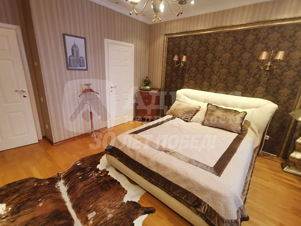 Квартира 4-комн., 233 м²