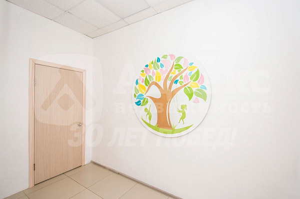 Хорошее месторасположение объекта в Южном мик-не города. . Отдельный вход с улицы  и выход во двор  . Планировка охватывает большой выбор коммерческой деятельности.  Помещение состоит из 4х основных помещений 66, 36,40,17м2  Просторный зал, большой игрово