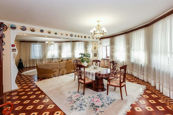 Квартира 4-комн., 242.6 м²
