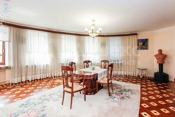 Квартира 4-комн., 242.6 м²