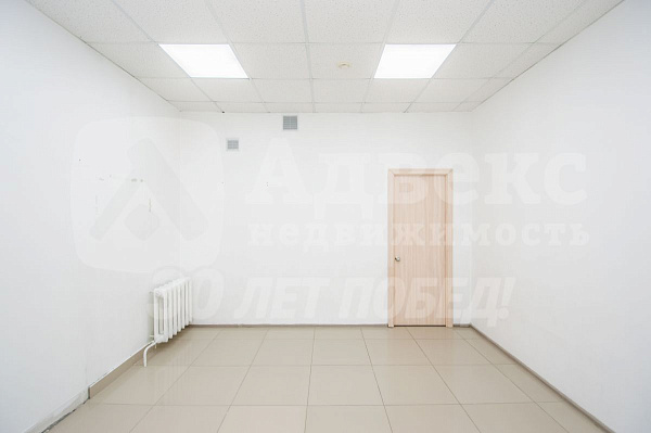 Хорошее месторасположение объекта в Южном мик-не города. . Отдельный вход с улицы  и выход во двор  . Планировка охватывает большой выбор коммерческой деятельности.  Помещение состоит из 4х основных помещений 66, 36,40,17м2  Просторный зал, большой игрово