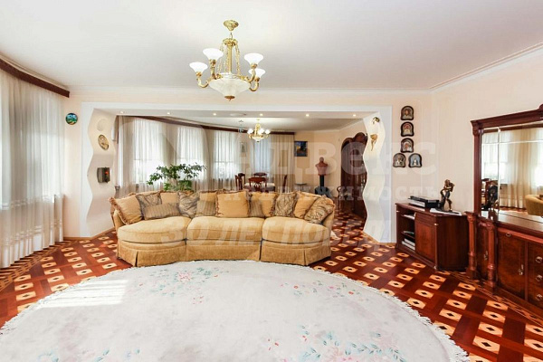 Квартира 4-комн., 242.6 м²