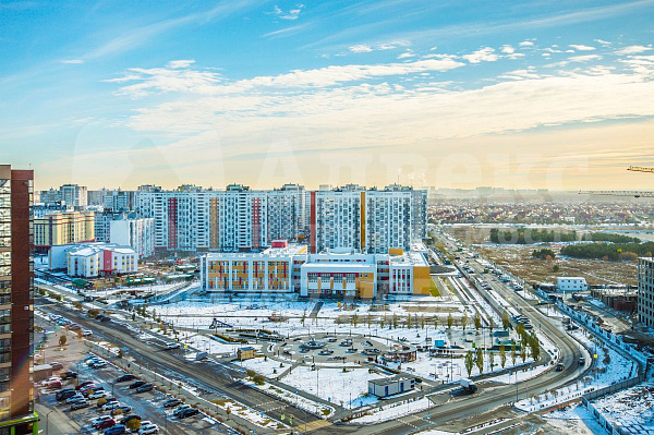 Прекрасный офис на 1 этаже 9-этажного дома ждет своих арендаторов! Общая площадь составляет 92.00 кв.м., что делает этот офис идеальным для различных видов бизнеса. В настоящее время в нем выполнен свежий современный ремонт, который создает уютную и функц