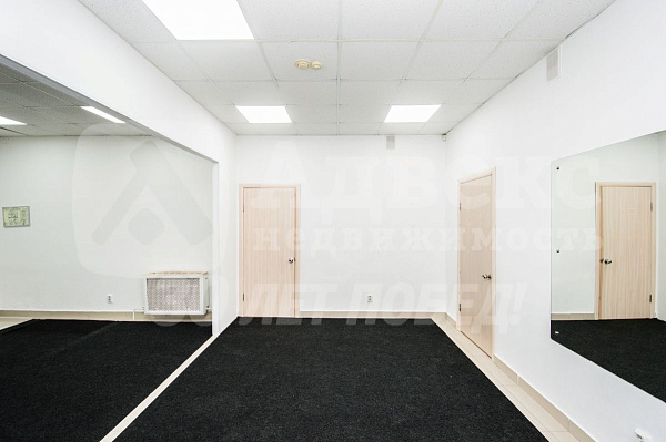 Хорошее месторасположение объекта в Южном мик-не города. . Отдельный вход с улицы  и выход во двор  . Планировка охватывает большой выбор коммерческой деятельности.  Помещение состоит из 4х основных помещений 66, 36,40,17м2  Просторный зал, большой игрово