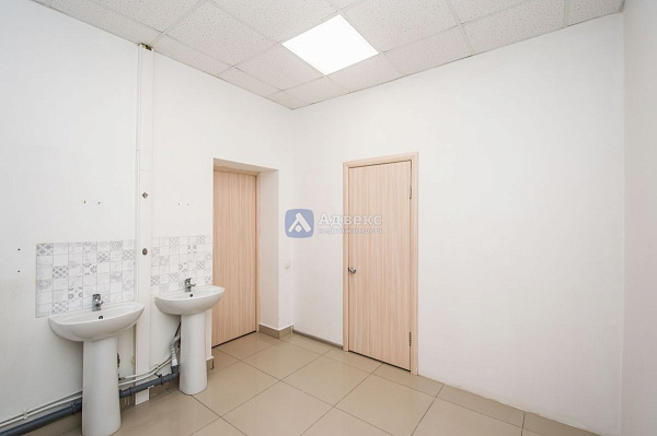 Хорошее месторасположение объекта в Южном мик-не города. . Отдельный вход с улицы  и выход во двор  . Планировка охватывает большой выбор коммерческой деятельности.  Помещение состоит из 4х основных помещений 66, 36,40,17м2  Просторный зал, большой игрово