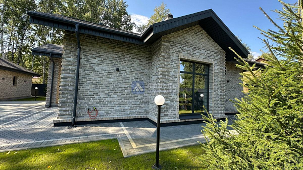 Коттедж 196 м²