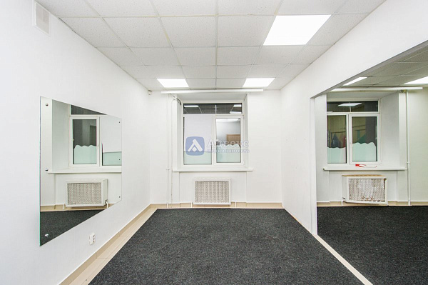 Хорошее месторасположение объекта в Южном мик-не города. . Отдельный вход с улицы  и выход во двор  . Планировка охватывает большой выбор коммерческой деятельности.  Помещение состоит из 4х основных помещений 66, 36,40,17м2  Просторный зал, большой игрово