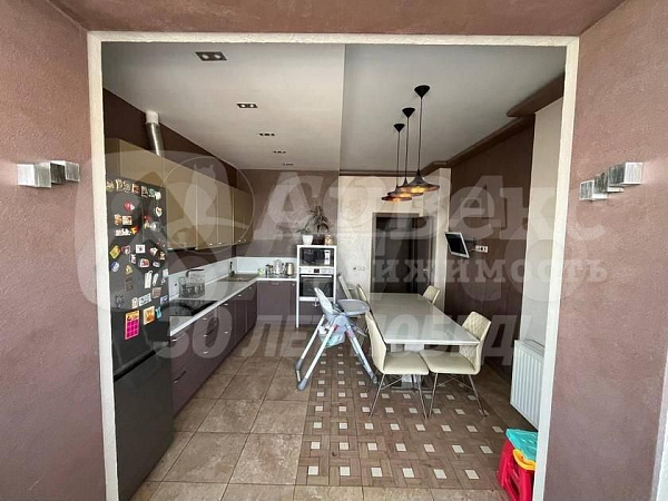 Квартира 3-комн., 122 м²