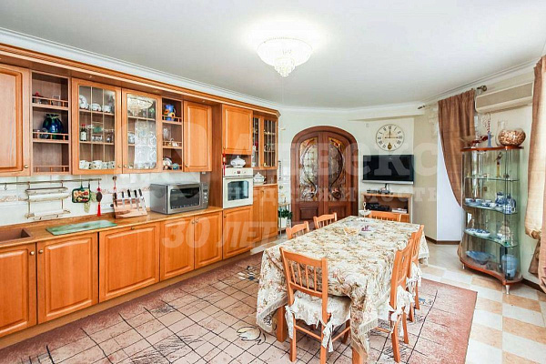 Квартира 4-комн., 242.6 м²