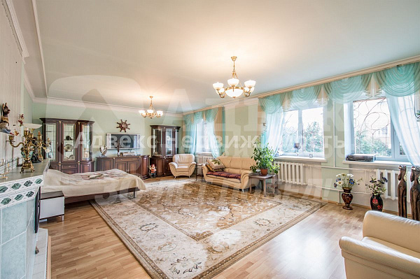 Дом, 651.8 кв.м.