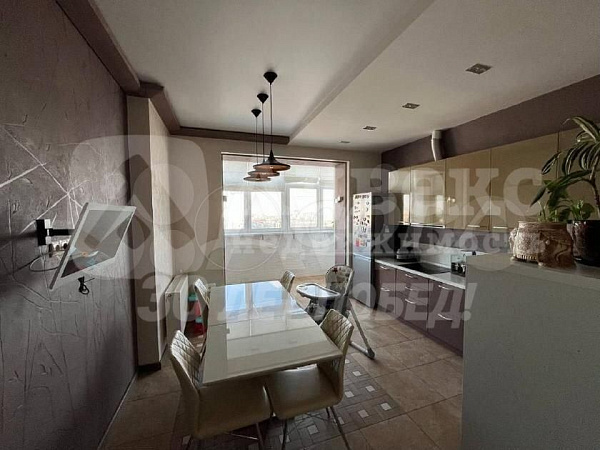 Квартира 3-комн., 122 м²