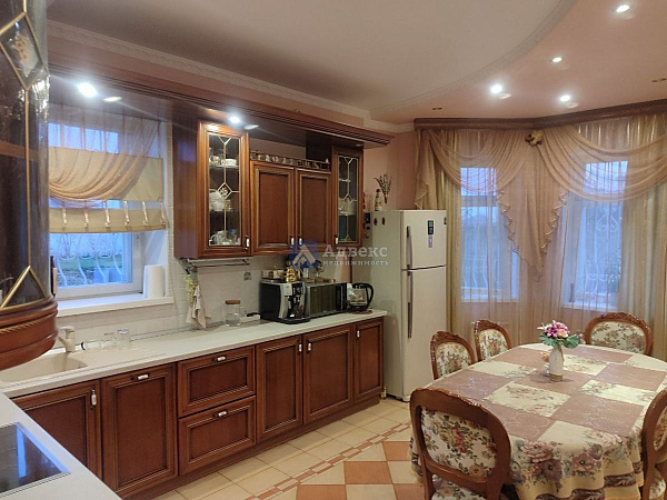 Коттедж 240 м²