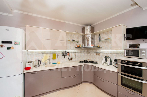 Коттедж 230 м²