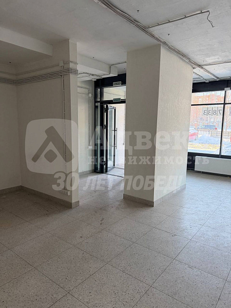 Выгодное расположение на первом этаже — лёгкий доступ для сотрудников и клиентов, высокая визуальная заметность с улицы, удобная логистика.
Просторная площадь (92 м²) — достаточно места для зонирования: рабочие места, переговорные комнаты, зоны отдыха и д