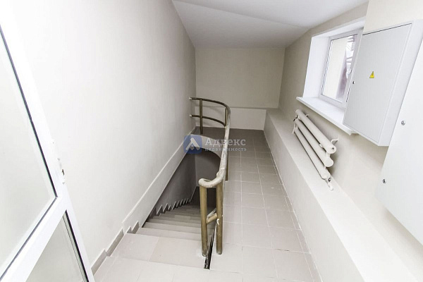 Аренда  помещения  19 квадратных метров.   Помещение расположено на 5-м этаже. На этаже имеются современные места общего пользования, включая санитарные узлы и зону ожидания с кофемашиной.  Вход в помещение осуществляется круглосуточно. Большое  количеств