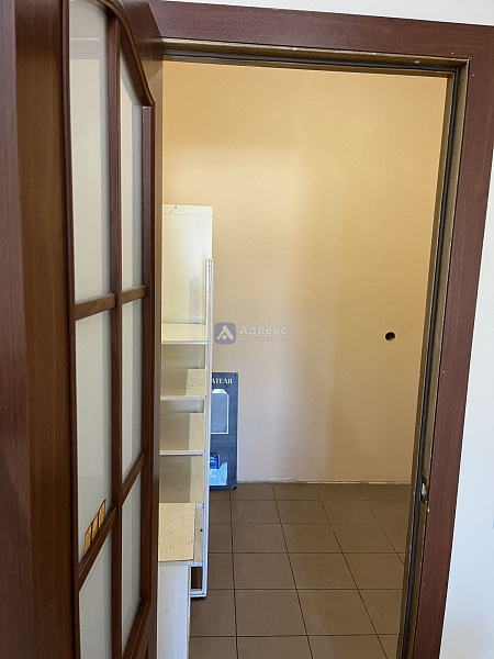 Помещение свободного назначения на первом этаже жилого дома в аренду! Площадь 27.40 кв. м., идеально подойдет для офиса, ногтевого сервиса, массажного салона, магазина, мини - пекарни  или любого другого коммерческого предприятия. В данный момент выполнен