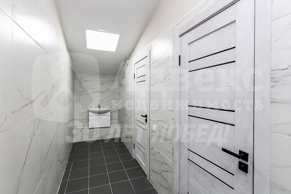 Аренда  помещения  19 квадратных метров.   Помещение расположено на 5-м этаже. На этаже имеются современные места общего пользования, включая санитарные узлы и зону ожидания с кофемашиной.  Вход в помещение осуществляется круглосуточно. Большое  количеств