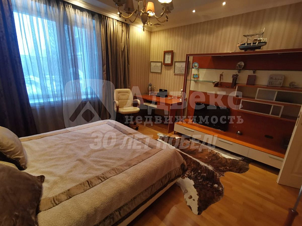 Квартира 4-комн., 233 м²