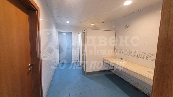 Сдаются в аренду офисные площади в бизнес-центре. Офис занимает полностью этаж.
Имеется возможность кабинетной нарезки. Окна по всему периметру здания, очень светло, потолки 2,9 метра. На этаже свой блок санузлов. 4 лифта. В здании работает кафе-столовая.