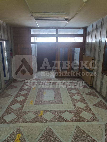 Предлагается в аренду нежилое помещение площадью 19 кв. м, расположенное на 1 этаже административного здания. Объект идеально подходит для размещения офиса, малого бизнеса, сервисного центра, мастерской или других видов деятельности, не требующих производ