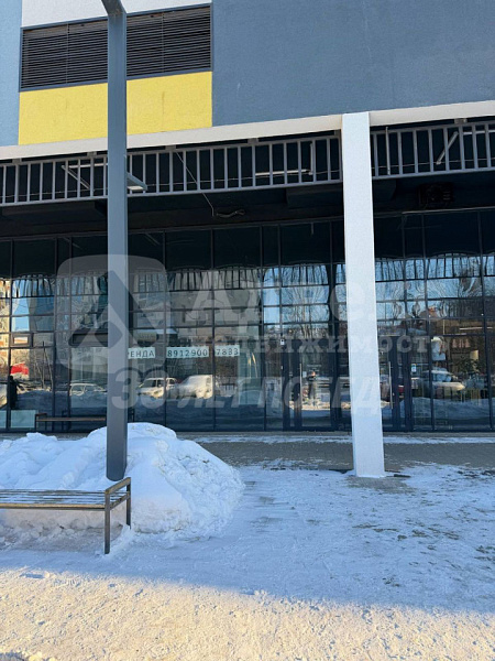 Выгодное расположение на первом этаже — лёгкий доступ для сотрудников и клиентов, высокая визуальная заметность с улицы, удобная логистика.
Просторная площадь (92 м²) — достаточно места для зонирования: рабочие места, переговорные комнаты, зоны отдыха и д