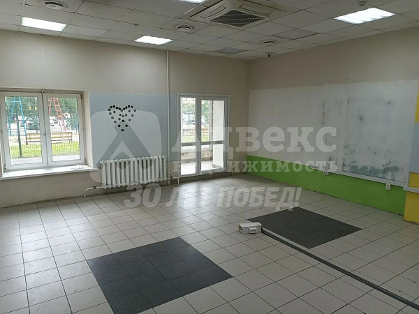 Пять комнат, 201 квадратный метр, отдельный вход с улицы на первом этаже — ваш бизнес обретает весомый статус с первой секунды. Это не просто офис, это готовый инструмент для роста, который не требует поиска проходной и лишних согласований. Вам доступно а