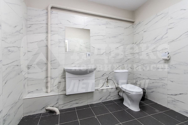 Аренда  помещения  19 квадратных метров.   Помещение расположено на 5-м этаже. На этаже имеются современные места общего пользования, включая санитарные узлы и зону ожидания с кофемашиной.  Вход в помещение осуществляется круглосуточно. Большое  количеств