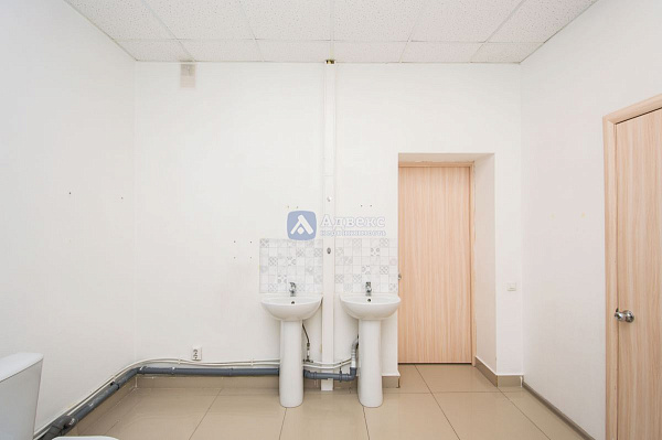 Хорошее месторасположение объекта в Южном мик-не города. . Отдельный вход с улицы  и выход во двор  . Планировка охватывает большой выбор коммерческой деятельности.  Помещение состоит из 4х основных помещений 66, 36,40,17м2  Просторный зал, большой игрово