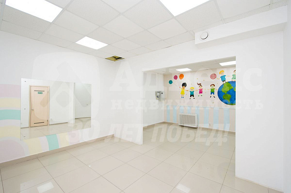 Хорошее месторасположение объекта в Южном мик-не города. . Отдельный вход с улицы  и выход во двор  . Планировка охватывает большой выбор коммерческой деятельности.  Помещение состоит из 4х основных помещений 66, 36,40,17м2  Просторный зал, большой игрово