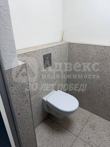 Выгодное расположение на первом этаже — лёгкий доступ для сотрудников и клиентов, высокая визуальная заметность с улицы, удобная логистика.
Просторная площадь (92 м²) — достаточно места для зонирования: рабочие места, переговорные комнаты, зоны отдыха и д