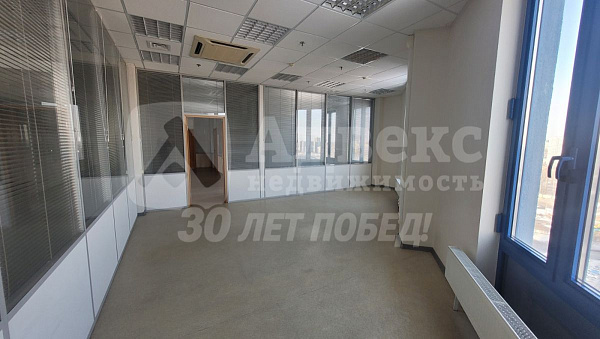 Сдаются в аренду офисные площади в бизнес-центре. Офис занимает полностью этаж.
Имеется возможность кабинетной нарезки. Окна по всему периметру здания, очень светло, потолки 2,9 метра. На этаже свой блок санузлов. 4 лифта. В здании работает кафе-столовая.