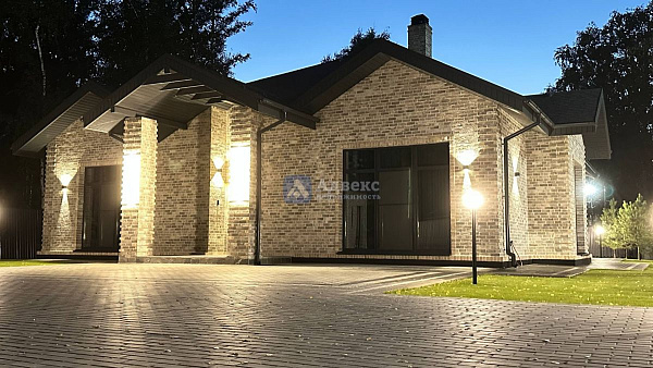 Коттедж 196 м²