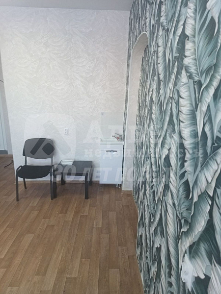 Предлагается в аренду нежилое помещение площадью 19 кв. м, расположенное на 1 этаже административного здания. Объект идеально подходит для размещения офиса, малого бизнеса, сервисного центра, мастерской или других видов деятельности, не требующих производ