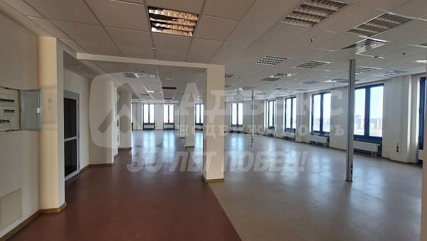Сдаются в аренду офисные площади в бизнес-центре. Офис занимает полностью этаж.
Имеется возможность кабинетной нарезки. Окна по всему периметру здания, очень светло, потолки 2,9 метра. На этаже свой блок санузлов. 4 лифта. В здании работает кафе-столовая.