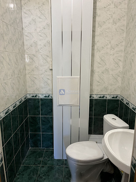 Помещение свободного назначения на первом этаже жилого дома в аренду! Площадь 27.40 кв. м., идеально подойдет для офиса, ногтевого сервиса, массажного салона, магазина, мини - пекарни  или любого другого коммерческого предприятия. В данный момент выполнен