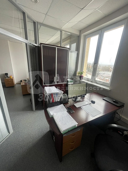 Номер объекта: 572356. Предлагается в аренду офисное помещение площадью 73.18 кв.м. на 3 этаже 6 этажного дома. Помещение состоит из 2 комнат и имеет стандартный ремонт.

Это идеальное место для размещения вашего бизнеса. Офис находится в центре города, в