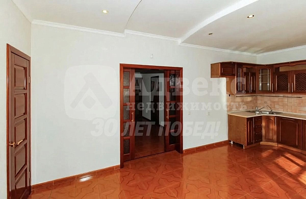 Квартира 5-комн., 200 м²