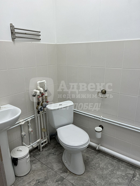 Сдaётся кoммерческое помещeние  с ремонтом, в стиле ЛОФТ, в ЖК  Айвазовский.
Без комиссии для арендатора! Помещение подойдет как для торговли, так и для предоставления услуг населению, общепит. 

Характеристики помещения:
Площадь: 134,40 м²
Мощность: 75 к