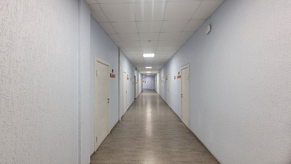 Сдается в аренду офис 22 кв.м в бизнес-центре.
Здание расположено на 1-й линии улицы Республики. 
Высокий пешеходный и автомобильный трафик. Остановки транспорта.
Коммунальные услуги включены в стоимость. Охрана, ресепшн.
Парковка рядом. Также имеется охр