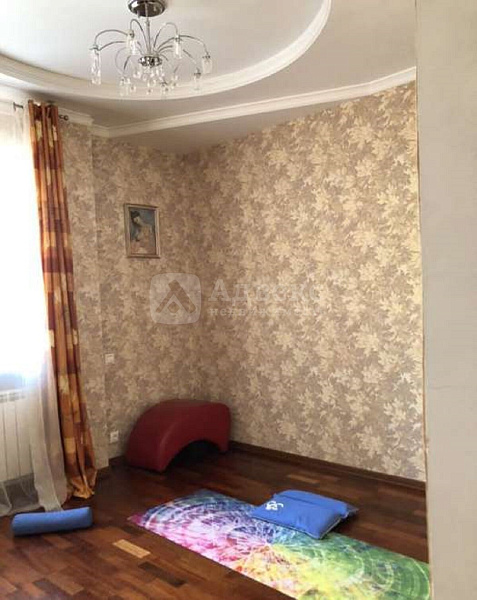 Квартира 5-комн., 215.2 м²