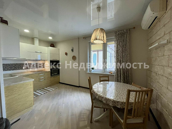 Квартира 3-комн., 108 м²