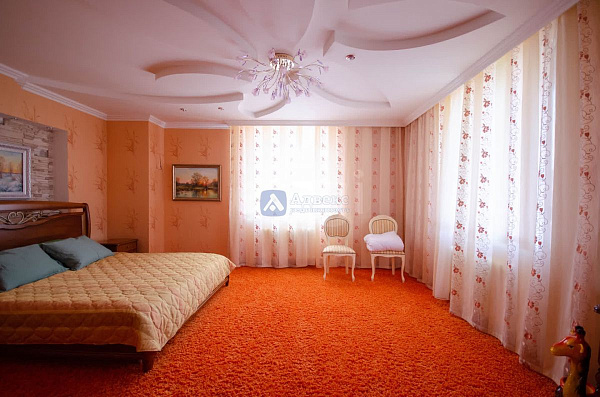 Коттедж 300 м²