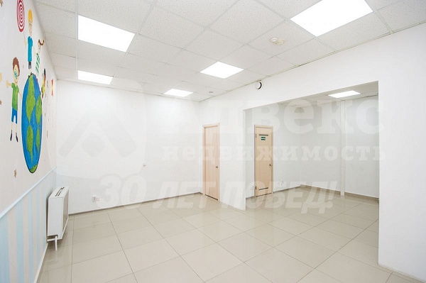 Хорошее месторасположение объекта в Южном мик-не города. . Отдельный вход с улицы  и выход во двор  . Планировка охватывает большой выбор коммерческой деятельности.  Помещение состоит из 4х основных помещений 66, 36,40,17м2  Просторный зал, большой игрово