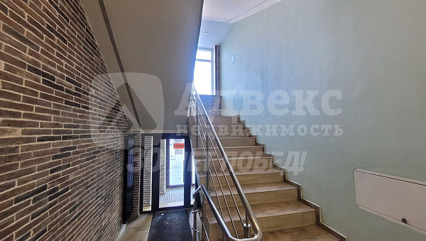 Сдается в аренду офис 22 кв.м в бизнес-центре.
Здание расположено на 1-й линии улицы Республики. 
Высокий пешеходный и автомобильный трафик. Остановки транспорта.
Коммунальные услуги включены в стоимость. Охрана, ресепшн.
Парковка рядом. Также имеется охр